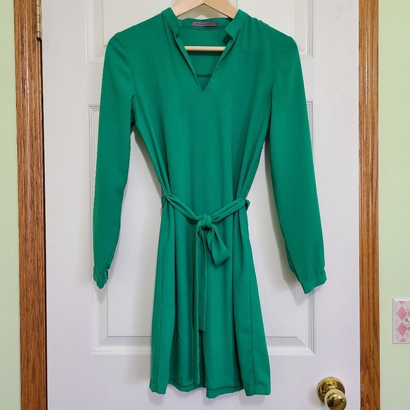 Emerald Green V neck Dress - Picture 2 of 6